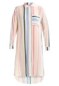 Robe chemise rayée en tissu doux, présentant des rayures verticales de couleurs pastel, un devant à boutons, un col et une poche poitrine avec des rayures horizontales.