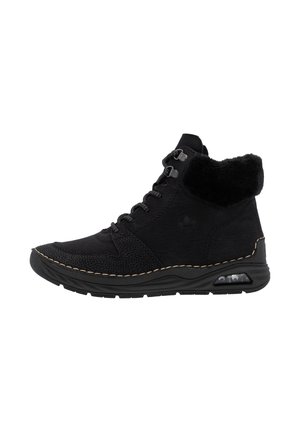 Zwarte mid-top schoenen vanTextureleer, met een nepbont kraag, vetersluiting en een rubberen zool met zichtbare luchtkussens.