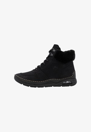 Scarpe nere alte in pelle testurizzata, con collo in pelliccia sintetica, design con lacci, e suola in gomma con ammortizzazione visibile.