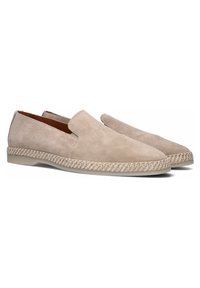 Beige suède instapschoenen met een geweven jute zool, met een ronde neus en een gladde textuur. Eenvoudig ontwerp en minimale stikdetails.