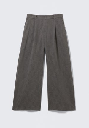 Pantalons larges à rayures grises avec passants de ceinture et plis, présentés à plat sur un fond blanc.