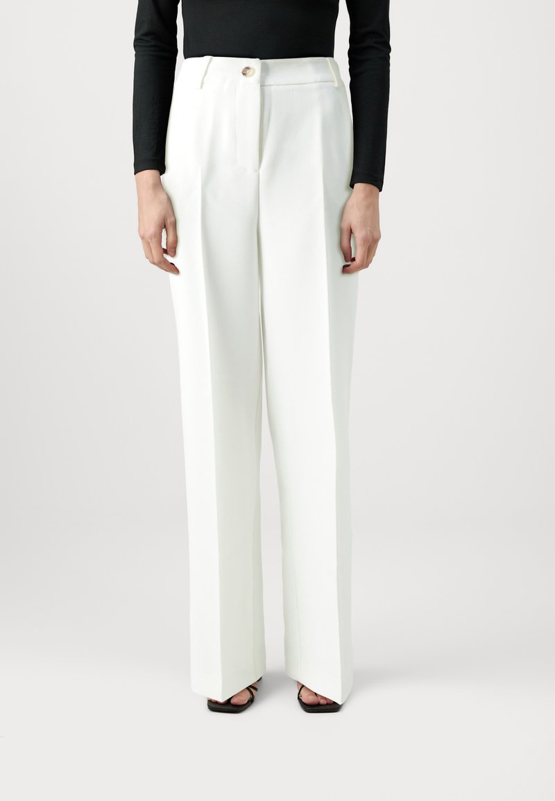 Modström GALE PANTS - Pantalones - soft white