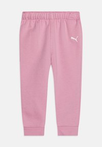 Pantalon de survêtement rose avec une taille élastique, des poignets côtelés et un petit logo Puma blanc sur le côté. Texture de tissu douce et lisse.