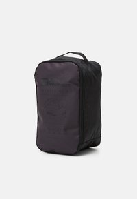 Borsa da viaggio nera a forma rettangolare, realizzata in nylon, con manico superiore e stampa del logo sul davanti, dotata di chiusura con cerniera.