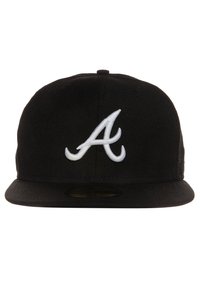 Cappellino da baseball nero con visiera piatta, caratterizzato da un'importante logo "A" ricamato in bianco sulla parte anteriore e un tessuto testurizzato.