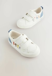 Weiße Sneakers mit zwei Klettverschlüssen, blauen Akzenten, strukturierten Sohlen und bunten Cartoon-Charakter-Designs an den Seiten.