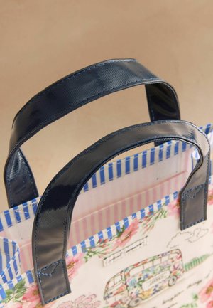 Torba s sjajnim tamnoplavim ručkama, plavim i bijelim prugastim obrubom te cvjetnim uzorkom koji prikazuje šareni vintage kombi.