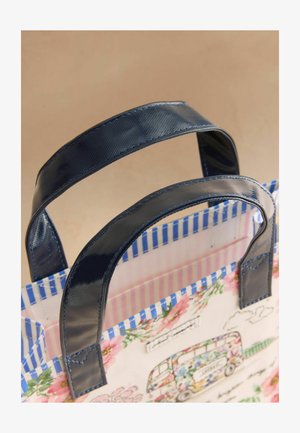 Tas met glanzende donkerblauwe handvatten, gestreepte blauw-witte bies en een bloemmotief met een kleurrijke vintage bus.