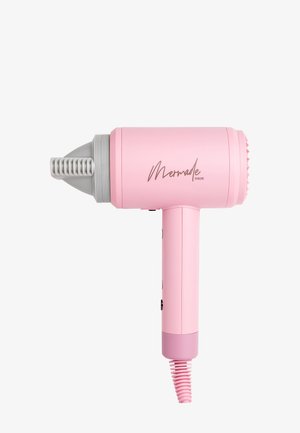 Sèche-cheveux rose avec une buse grise, présentant un design élégant, des accents texturés et plusieurs boutons de commande sur le côté pour la fonctionnalité.