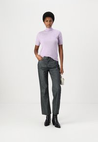 pure cashmere HIGH NECK SHORT SLEEVE - Βασικό μπλουζάκι - lavender