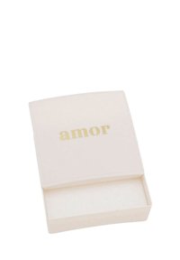 Caja rectangular de color crema con un acabado suave. La palabra "amor" está grabada en dorado en la tapa. El interior es blanco y está vacío.