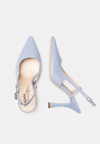Escarpins en cuir verni bleu clair avec un bout pointu, un design slingback et une fine lanière à la cheville ornée d'une boucle carrée.