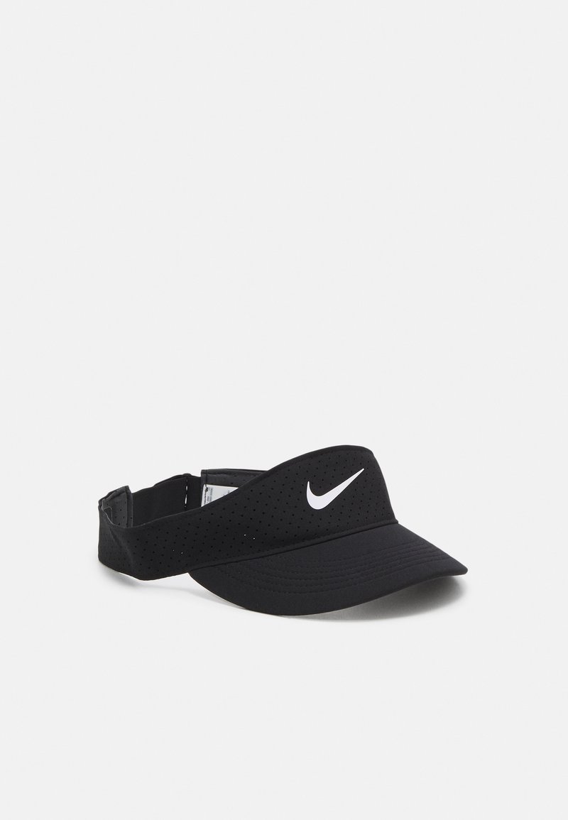 Črn Nike vizir iz dihalnega materiala, z ukrivljenim ščitnikom, perforiranim dizajnom in belim Nike logotipom na sprednji strani. Prilagodljiv hrbtni trak.