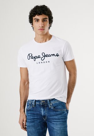 Witte katoenen t-shirt met zwart "Pepe Jeans" logo en "LONDON" tekst eronder. Model draagt blauwe spijkerbroek. Eenvoudige ronde halslijn en korte mouwen.