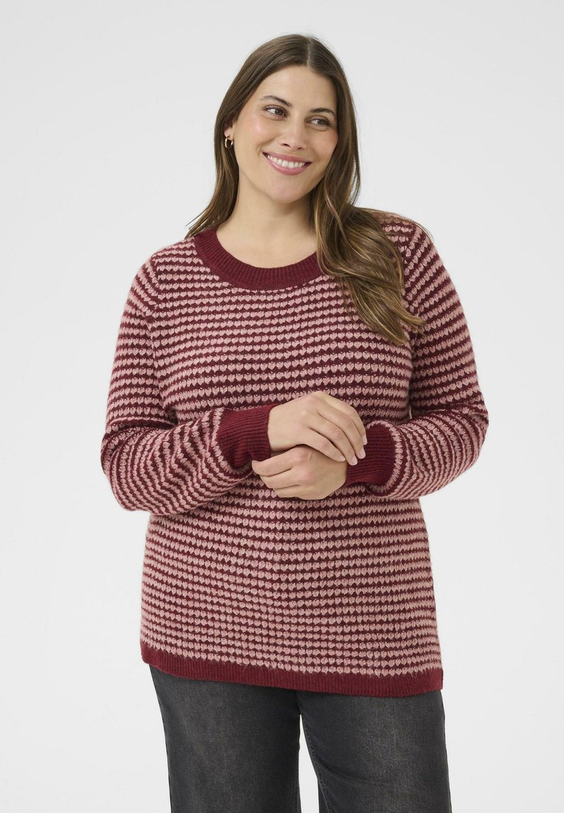 Sweter z dzianiny w bordo i różowe paski, okrągły dekolt, ściągacze na mankietach oraz luźny krój. Miękka faktura, casualowy styl.