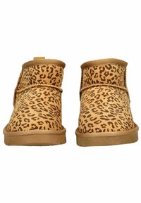 Botas de tobillo marrón claro con un patrón de leopardo, de material de ante, punta redondeada y suela plana de goma. Presenta un cuello cosido y una costura lateral.