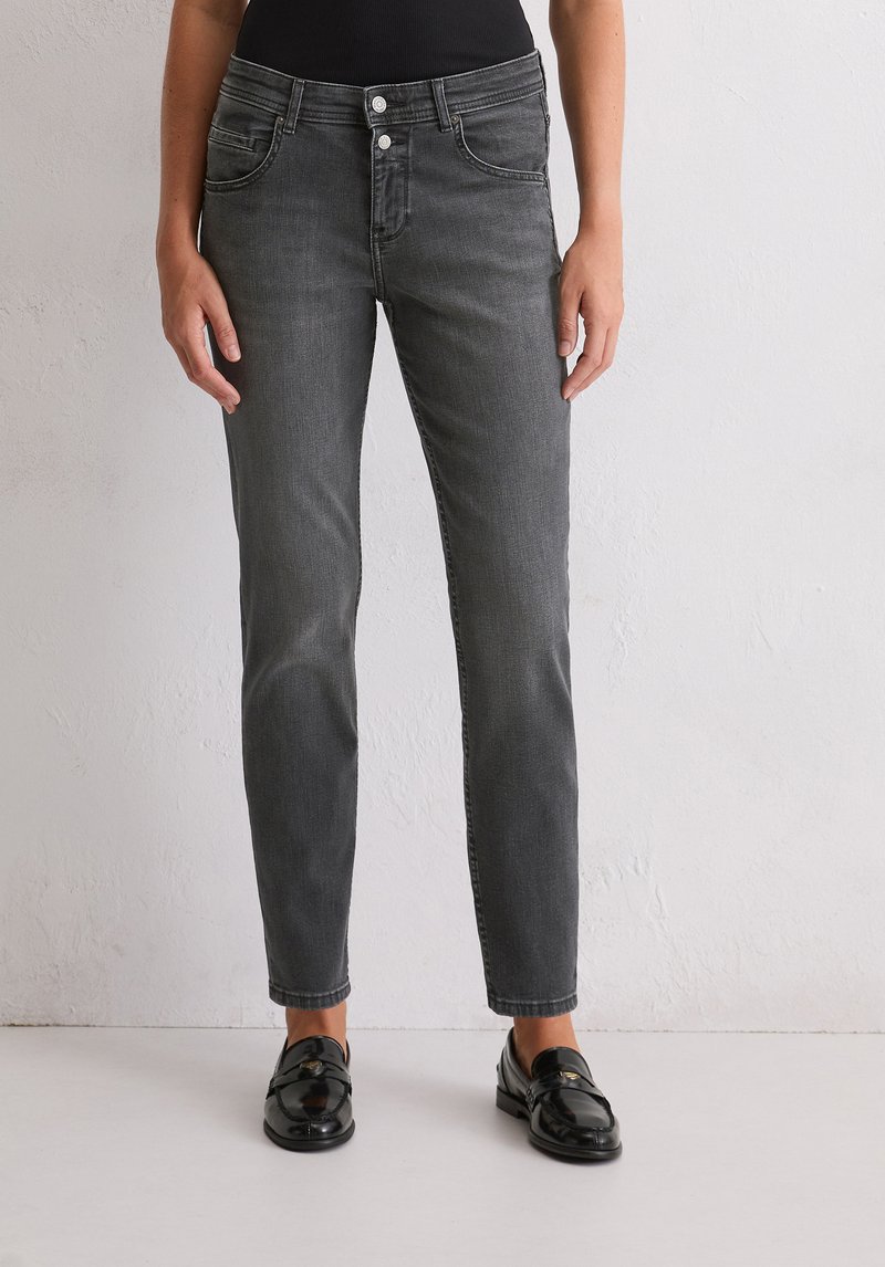 Dunkelgraue Jeans mit engen Schnitt, Fünf-Taschen-Style und silberner Knopfdetails. Hergestellt aus Denim mit glatter Textur.