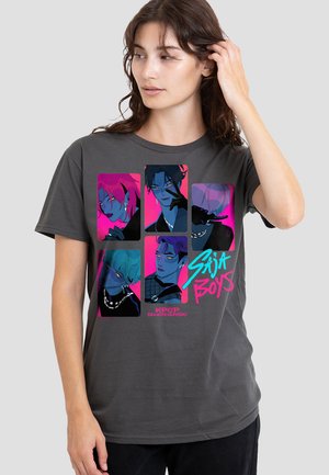 Graues Baumwoll-T-Shirt mit einem Frontdruck von sechs stilisierten Figuren in Blau- und Rosatönen, mit dem Text "SÄJA BOYS" und "KPOP DEMON HUNTERS."