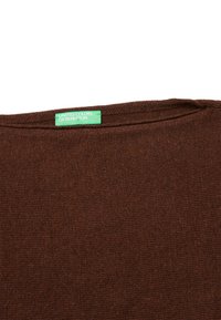 Hnědý pletený svetr s texturovanou tkaninou. Má kulatý výstřih a zelenou cedulku s nápisem "UNITED COLORS OF BENETTON."
