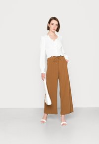 ONLY ONLMETTE V NECK - Blusa - cloud dancer