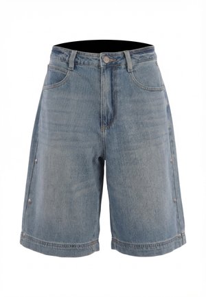 Shorts en denim bleu clair avec poches avant, braguette à boutons, passants pour ceinture et boutons-pression le long des côtés extérieurs des jambes.