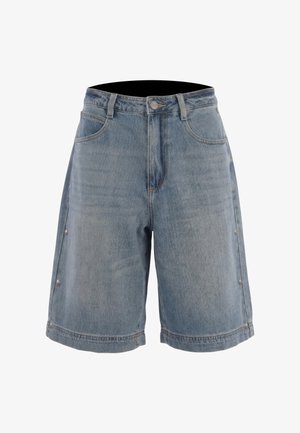 Shorts en denim bleu clair avec poches avant, braguette à boutons, passants pour ceinture et boutons-pression le long des côtés extérieurs des jambes.