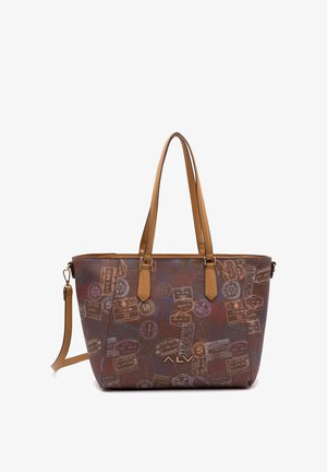 Borsa a tracolla marrone con dettagli in pelle, decorata con una varietà di timbri colorati da viaggio. Presenta doppi manici e una tracolla rimovibile.