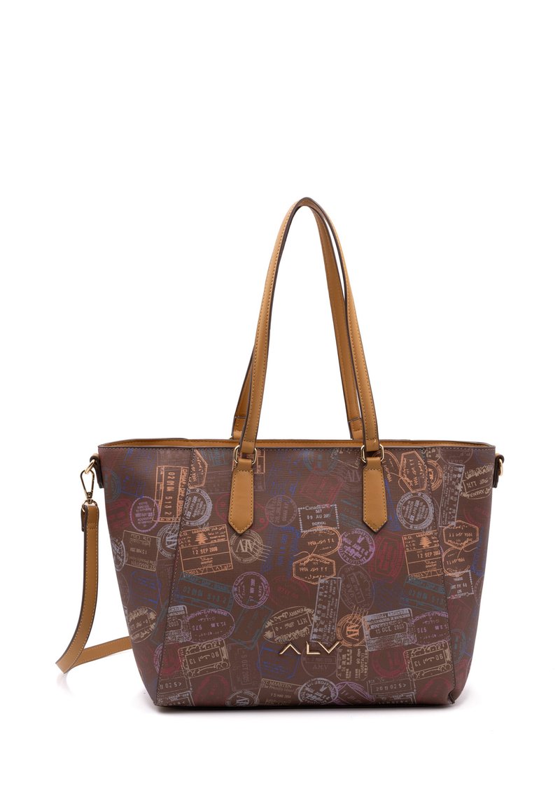 Bruine tote bag met leren accenten, versierd met een verscheidenheid aan kleurrijke reisstempels. Beschikt over dubbele handvatten en een verwijderbare schouderband.