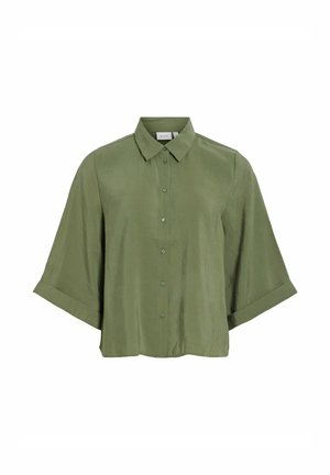 Chemise boutonnée vert olive avec manches larges arrivant au coude et col classique, présentée sur un fond blanc.