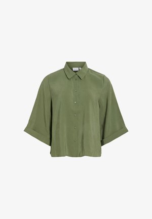 Chemise boutonnée vert olive avec manches larges arrivant au coude et col classique, présentée sur un fond blanc.
