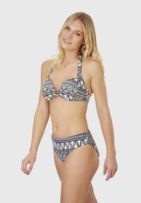 Bikini noir et blanc à motif comprenant un haut à col halter avec bonnets rembourrés et un bas taille haute, tous deux affichant des motifs géométriques.