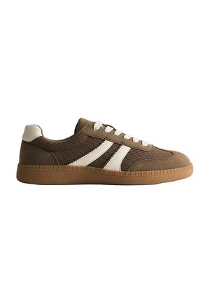 Bruine lage sneaker met witte zijstrepen, witte veters en een rubberen zool in gumkleur op een witte achtergrond.