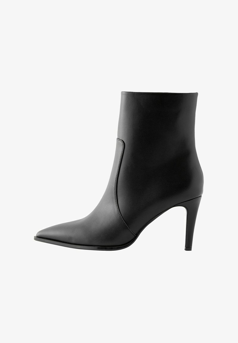 Mustat nahkasaappaat nilkkamittaisella varrella, terävä kärki, sileä pinta ja stiletto-korko. Minimalistinen muotoilu ilman koristeita.