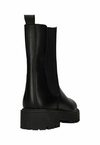 Zwarte leren enkellaarsjes met elastische inzetstukken aan de zijkanten, een matte afwerking en een dikke rubberen zool met een profielpatroon voor grip.