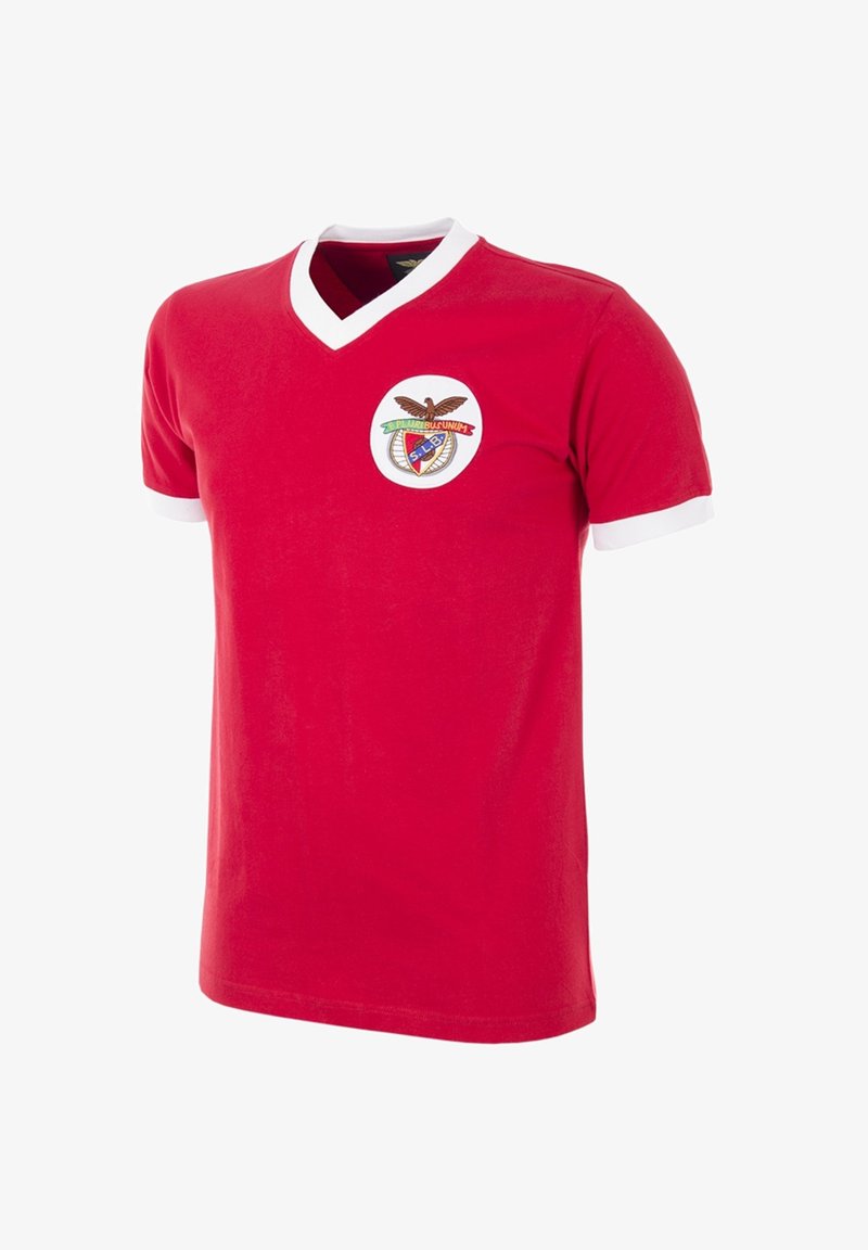 Rode katoenen T-shirt met witte V-hals en mouwafwerking. Bevat een ronde geborduurde badge met een adelaar en een kleurrijk tekstontwerp.