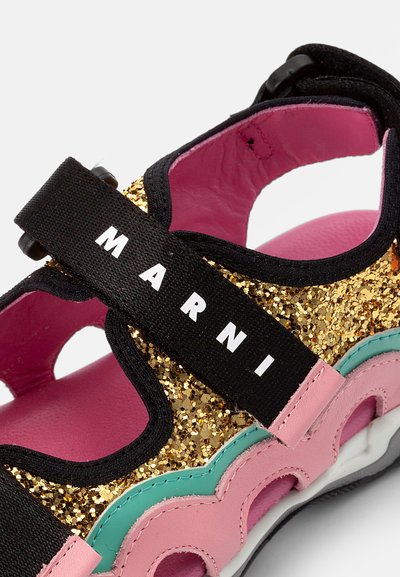 Sandal multicolor com parte superior em glitter dourado, tira preta com texto "MARNI", base em couro rosa e detalhes em turquesa.