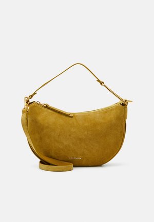 Żółta torebka z zamszu o zaokrąglonym kształcie, wyposażona w zamek błyskawiczny i płaski pasek na ramię. Dodatki to logo w kolorze złotym.