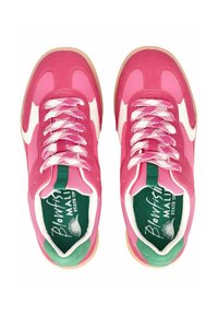 Paar rosa-weißer Turnschuhe mit weißen und rosa Schnürsenkeln, grünen Absatzakzenten und grünen Innensohlen mit der Marke "Blowfish Malibu".