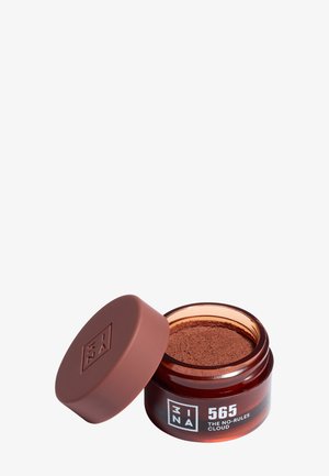 Petit pot rond ouvert de maquillage poudre marron de la marque 3INA étiqueté "565 The No-Rules Cloud" avec un couvercle marron assorti à côté.