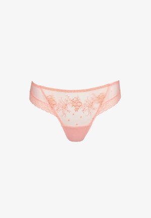 Tanga de encaje rosa con bordado floral, paneles de malla transparente, bordes festoneados y una cintura lisa. Textura suave y detalles elaborados.
