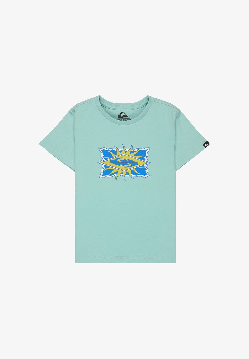 T-shirt bleu clair à manches courtes avec un motif central de soleil jaune et bleu ainsi qu'un logo, col rond, et une petite étiquette de logo sur la manche gauche.