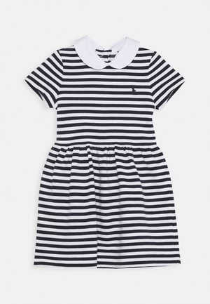 Gestreiftes Kleid mit kurzen Ärmeln, einem weißen Kragen und einem gerafften Rock. Farbschema: marineblaue und weiße Streifen.