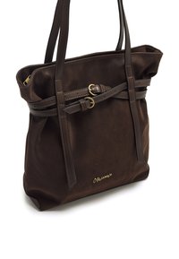 Borsa tote in suede marrone con dettagli in pelle liscia, manici doppi e una decorazione con fibbia di cintura. Logo dorato sul davanti.