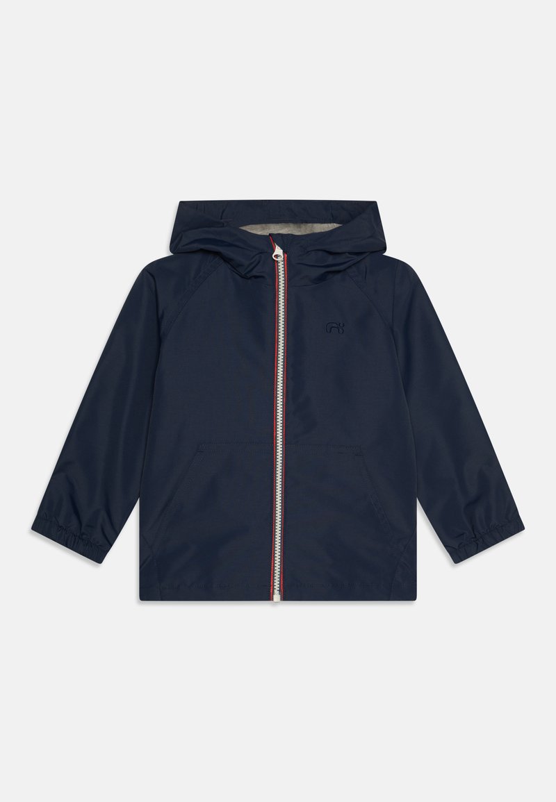 Jaqueta azul marinho com capuz, zíper frontal, punhos elásticos e bolsos laterais. Apresenta um zíper vermelho em contraste e um pequeno logotipo no peito.