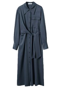 Abito button-up grigio scuro con colletto, maniche lunghe e cintura in vita. Presenta una tasca sul petto e una superficie di tessuto morbida.