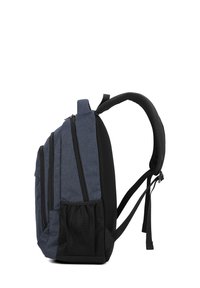 Sac à dos bleu marine en tissu durable, avec plusieurs compartiments zippés, une poche latérale en filet, un dos rembourré et des bretelles réglables.
