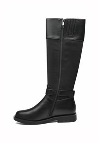 Botte noire pour femme montant jusqu'au genou avec fermeture éclair latérale, talon bas et sangle décorative autour de la cheville, fabriquée en matériaux lisses et texturés.