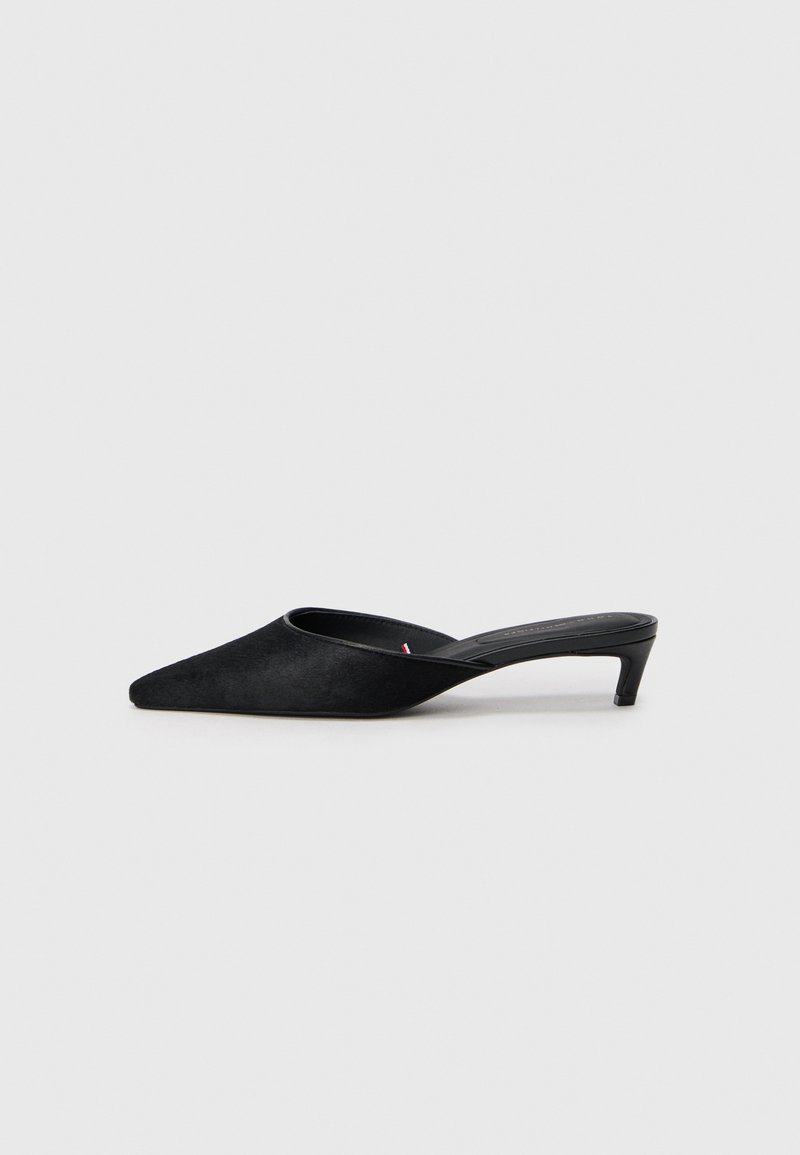 Schwarze Wildleder-Mules mit spitzer Zehenform und niedrigem Absatz. Verfügen über eine glatte Textur und einen offenen Rücken für bequemes Tragen. Einfaches Design ohne Muster.