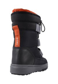 Botas impermeables negras con detalles en naranja, que cuentan con un exterior acolchado, tres correas ajustables y una suela de goma texturizada para mejor agarre.