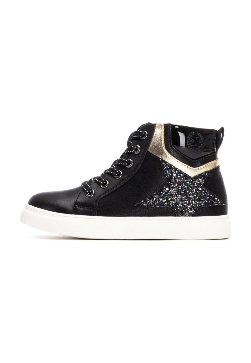 Zapatilla alta negra con un acabado de charol negro brillante, acentos metálicos dorados y un detalle de estrella brillante en el costado. Suela de goma.